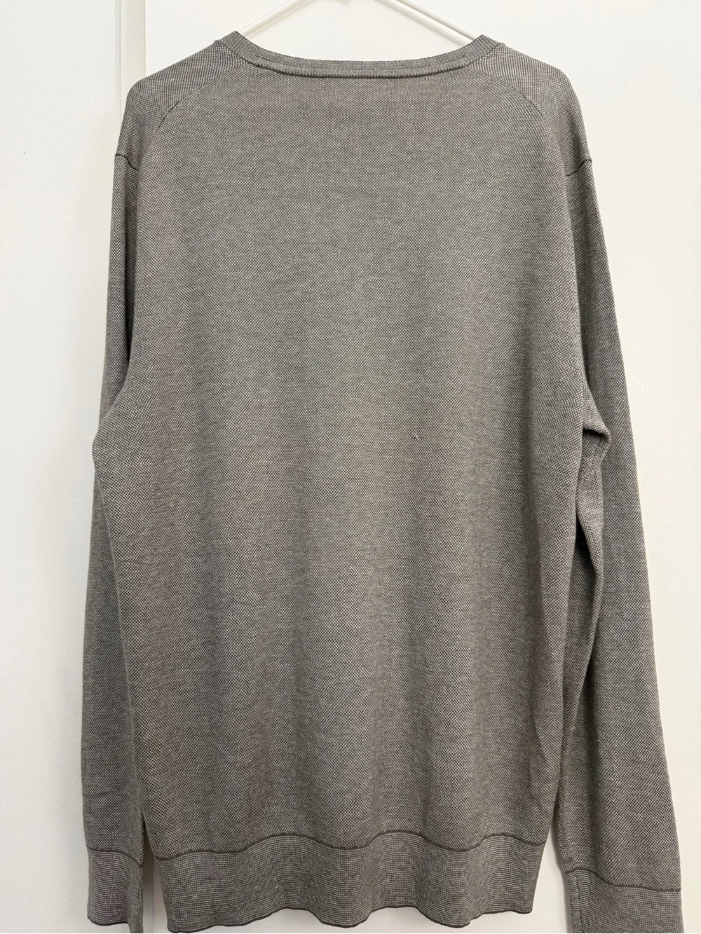 Banana Republic Luxury Light Gray V-Neck Sweater - Slight Snag - Men’s Size Larg
